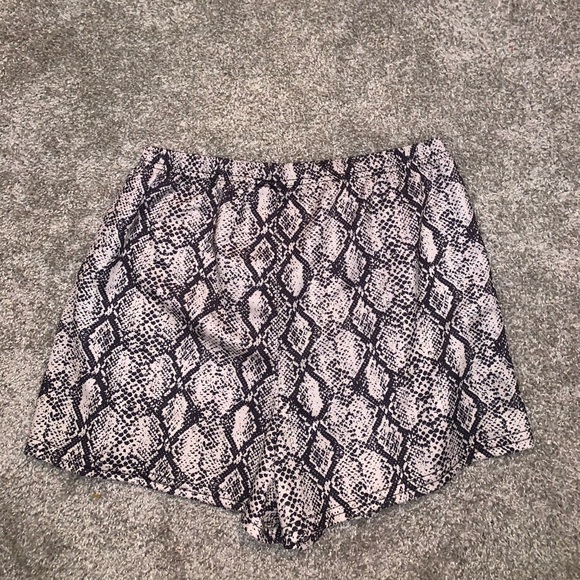 Nasty Gal Collection Snake Print Shorts size 8 - Picture 5 of 5